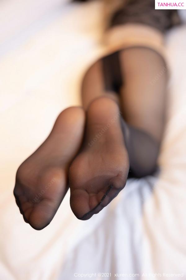张欣欣 馨沁 婀娜模特张欣欣 皮裙与黑丝服饰第63张图片